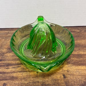 VTG Federal Vaseline Glass Uranium Depression Citrus Reamer Juicer 8 3/8&quot;