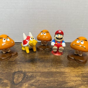 Lot of Vintage McDonald Nintendo Mario Bros 3 toys