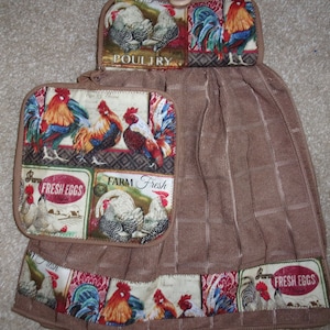 Puede incluir: Toalla de cocina marrón con un diseño de gallo y huevos frescos de granja. La toalla tiene un guante para horno a juego con un diseño de gallo y huevos frescos de granja. La toalla tiene un lazo para colgar.