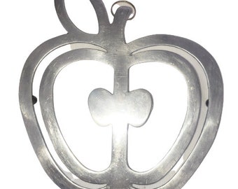 Vintage Copco Apple Trivet Cast Aluminum Wall Hanging Cottagecore Modern Farmhouse Polished Metal All Rubber Feet Intact 1980s 80s