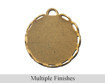 Pode incluir: Uma bandeja redonda para pingente em latão antigo com uma borda ondulada e uma argola na parte superior. O texto "Multiple Finishes" é exibido na parte inferior da imagem. Ideal para a criação de joias.