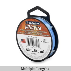 Może przedstawiać: Szpula niebieskiego Beadalon WildFire, termicznie łączonego, nici do tkactwa koralików. Szpula jest oznaczona tekstem "60 ft (18.3 m)" i "0.08 in 0.20 mm".