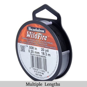 以下が含まれることがあります： 熱接着されたビーズ織り糸、Beadalon WildFire ブラックの糸巻き。糸巻きには、糸のサイズが0.008インチまたは0.20ミリメートル、長さが20ヤードまたは18.3メートルと記載されています。ラベルには「Black/Noir/Negro」の文字も記載されています。