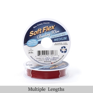 Op de afbeelding: Een spoel rood koraal gekleurde Soft Flex kralendraad. Het etiket vermeldt "Original Flex" Wire, Medium, All Purpose - Glass, Mineral & Metal Beads. De draad is 3,05 meter lang en heeft een diameter van 0,48 mm.