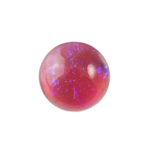 Könnte beinhalten: Ein runder, rosafarbener Opal-Cabochon mit einem blauen, irisierenden Schimmer.