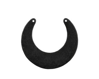 Könnte beinhalten: Schwarzer Halbmond-Anhänger aus Metall mit zwei Löchern oben.