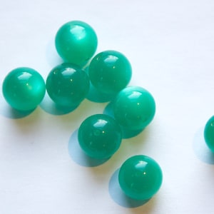 Vintage Lucite Green Moonglow Beads 11mm (10) bds833B