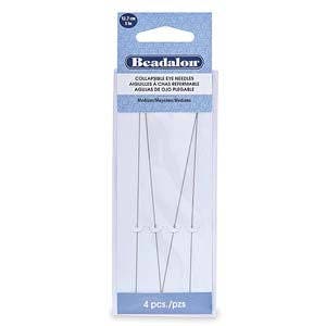 Può includere: Confezione di quattro aghi da ricamo Beadalon con occhiello a scomparsa, in argento. Gli aghi sono confezionati in una scatola di plastica trasparente con un'etichetta bianca che riporta "Beadalon Collapsible Eye Needles" e "4 pcs./pzs."