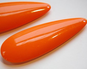 Vintage Acrylic Orange Teardrop Pendants LG (2) pnd145