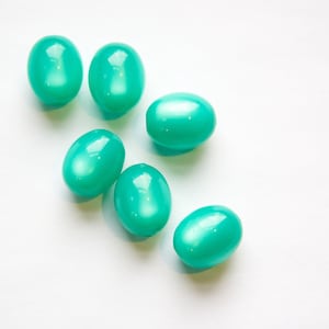 Vintage Lucite Green Oval Moonglow Beads bds794A