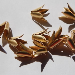 Raw Brass Long 4 Petal Bead Caps (10) mtl303