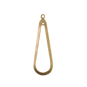 Puede incluir: Un colgante de metal dorado en forma de lágrima con un pequeño bucle en la parte superior.