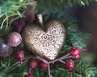 Vintage Etched Heart Pendant Brass Tone pnd060