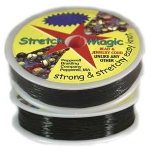 Op de afbeelding: Een spoel zwarte Stretch Magic kralen- en sieradenkoord. Het etiket luidt "Stretch Magic Bead & Jewelry Cord Unlike Any Other Strong & Stretchy Easy Knot Pepperell Braiding Company Pepperell, MA"