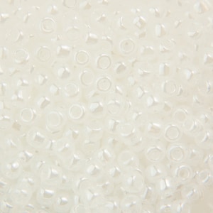 11/0 TOHO ROUND Ceylon Snowflake Seed Bead (8g)