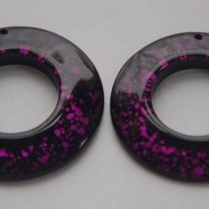 Vintage Retro Purple and Black Acrylic Round Pendant Hoops (2) pnd108