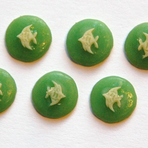 Acrylic Green and Ivory Fish Cameo 10mm (6)