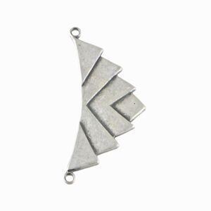 Könnte beinhalten: Silberfarbener Metallanhänger mit einem geometrischen Design aus überlappenden Dreiecken. Der Anhänger hat zwei Sprungringe zum Anbringen an einer Kette oder Schnur.