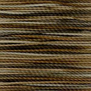 Puede incluir: Primer plano de un hilo multicolor con rayas marrones, beige y verdes. El hilo está hecho de fibras naturales y tiene un tacto suave y texturizado.