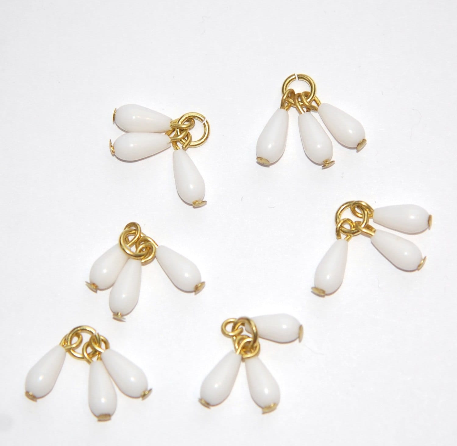 洋楽 Teardrop Vintage White Acrylic Triple Teardrop Drops Charms Japan Drp036