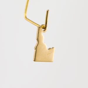 Peut inclure: Boucle d'oreille en or avec une découpe de l'état de l'Idaho.