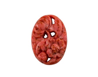 Puede incluir: Un botón ovalado tallado en piedra rosa y blanca con un diseño floral.