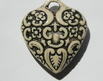 Antiqued Ivory with Black Etched Heart Pendant pnd071