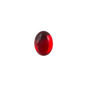 Peut inclure: Une seule pierre précieuse de cabochon ronde en verre rouge.