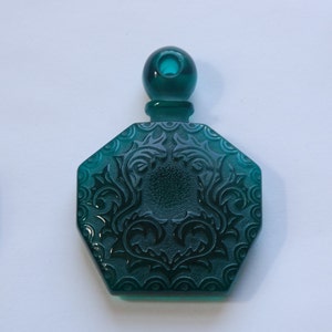 Vintge Emerald Green Etched Faux Perfume Lucite Bottle   Pendant pnd064E