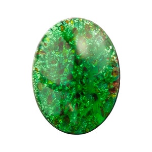 Peut inclure: Une pierre précieuse de forme ovale cabochon de couleur verte avec un motif marbré unique. La pierre a une finition brillante et une apparence translucide.