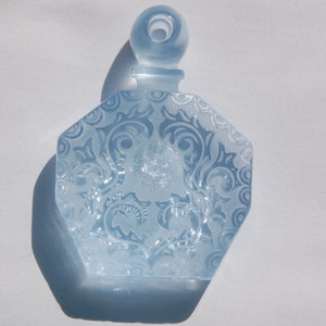 Vintage blauw geëtste faux parfum Lucite fles hanger pnd064A