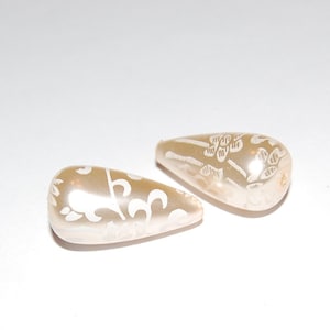 White on Cream Floral Lace Teardrop Tear Drop Beads bds146A