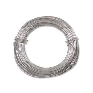 Puede incluir: Una bobina de alambre plateado, bien enrollada y asegurada. El alambre parece fino y flexible, adecuado para manualidades o joyería. La bobina está centrada sobre un fondo blanco liso.