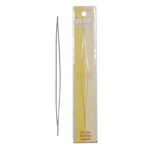 Può includere: Un lungo e sottile ago per perline grigio Big Eye accanto alla sua confezione. La confezione è una custodia di plastica trasparente con un'etichetta gialla e bianca che recita "BEAD SMITH" e "Big Eye beading Needle".