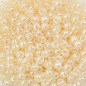 8/0 TOHO ROUND Ceylon Light Ivory Seed Bead (8g)