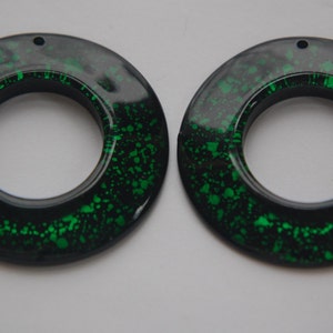 Vintage Retro Green and Black Acrylic Round Pendant Hoops (2) pnd108C