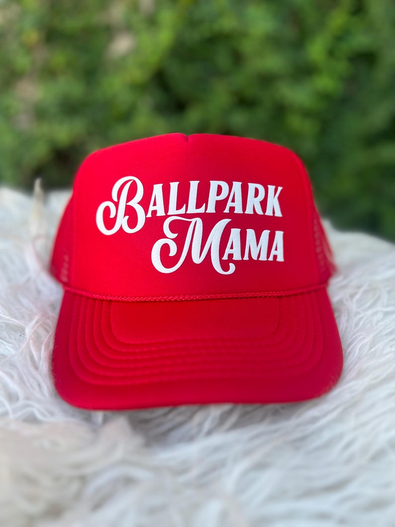 Puede incluir: Gorra de camionero roja con un logotipo bordado en blanco que dice "Ballpark Mama".