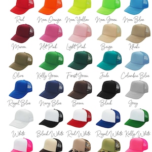 K&ouml;nnte beinhalten: Farbkarte mit 20 verschiedenen Farben von Trucker-Caps. Die Caps sind in Reihen und Spalten angeordnet, wobei jede Cap mit ihrem Farbnamen beschriftet ist. Die Farben umfassen Rot, Neonorange, Neongelb, Neongr&uuml;n, Neonblau, Maroon, Pink, Hellrosa, Beige, Khaki, Oliv, Kellygr&uuml;n, Waldgr&uuml;n, Jade, Columbia Blau, Royalblau, Marineblau, Braun, Schwarz und Grau.