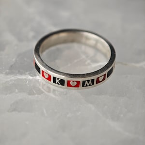 Anillo de plata con corazón y letra con esmalte