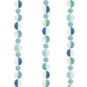 以下が含まれることがあります： 青、ティール、白の色合いの半円形が交互に並んだ垂直の列。デザインは円の繰り返しパターンを作成し、各円は垂直線で二分されています。背景は無地の白です。