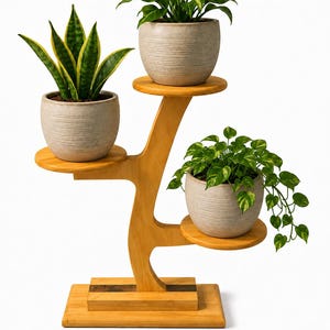Pode incluir: Um suporte de plantas de madeira com tr&ecirc;s n&iacute;veis, cada um com uma planta em vaso. O suporte &eacute; feito de madeira clara e tem um design curvo &uacute;nico. As plantas t&ecirc;m folhas verdes e est&atilde;o em vasos texturizados de cor clara. A palavra "Zen" est&aacute; na parte inferior.