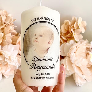Puede incluir: Vela de bautismo blanca con una foto de un bebé y el texto "THE BAPTISM OF Stephanie Raymonds July 28, 2024 ST ANDREW'S CHURCH"