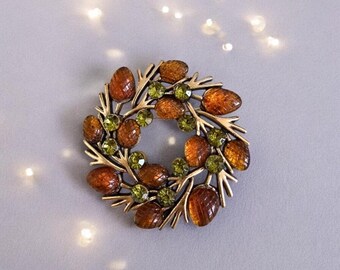 Vintage ART Signierter Weihnachtskranz Pin Brosche Schnee Abgestaubte Grüne Emaille & Multi Strass Urlaub Damen Trachtenschmuck