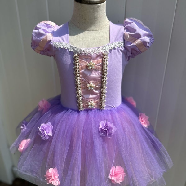 Encantador vestido de tutú lila inspirado en Rapunzel con apliques florales y adornos de perlas