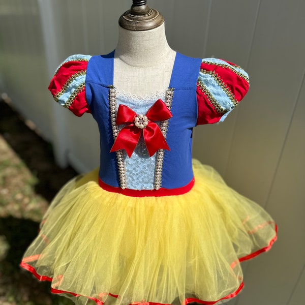 Adorable vestido de tutú de princesa inspirado en Blancanieves de cuento de hadas