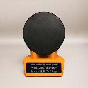 Personalized Hockey Puck Stand with Custom Text Tag – Sports Display Base, Gift for Players & Fans – 8 Color Options, PLA Plastic