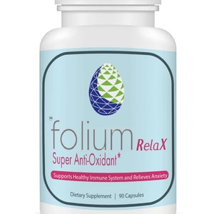Puede incluir: Botella blanca con una etiqueta azul y un logotipo verde y azul. La etiqueta dice "folium Relax Super Anti-Oxidant* Apoya el sistema inmunol&oacute;gico saludable y alivia la ansiedad Suplemento diet&eacute;tico | 90 c&aacute;psulas"