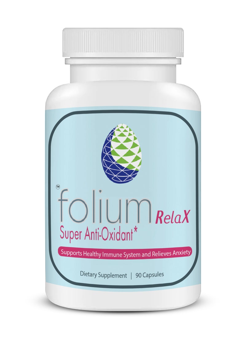 Puede incluir: Botella blanca con una etiqueta azul y un logotipo verde y azul. La etiqueta dice "folium Relax Super Anti-Oxidant* Apoya el sistema inmunol&oacute;gico saludable y alivia la ansiedad Suplemento diet&eacute;tico | 90 c&aacute;psulas"