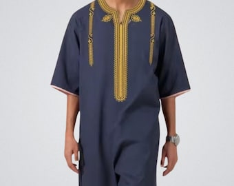 Può includere: Tunica blu navy con ricami dorati intorno allo scollo e sul davanti. L'indumento a maniche corte ha un bordo rosa sulle maniche. La tunica è uno stile di abbigliamento tradizionale.