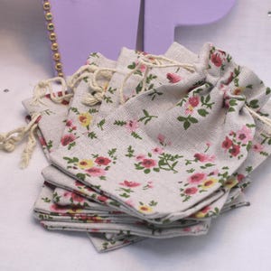 Red & pink flower detail on a linen drawstring bag, lightweight and strong. Perfect for any kids/adults gifts/presents. Small 13 x 9cms